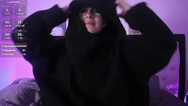 Snapshot of Sara_Roades chatting on October 2025 11:14:01 PM Sara Roades online show from October 2025 11:14:01 PM