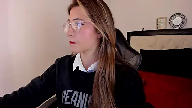 Snapshot of Sara_Roades chatting on November 2025 08:53:02 PM Sara Roades online show from November 2025 08:53:02 PM