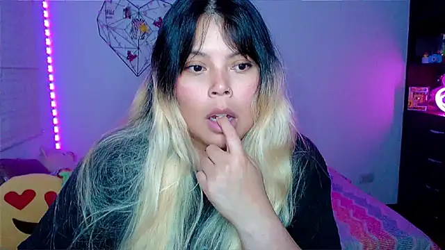 EllieMoonX online show from April 2026 11:23:02 PM