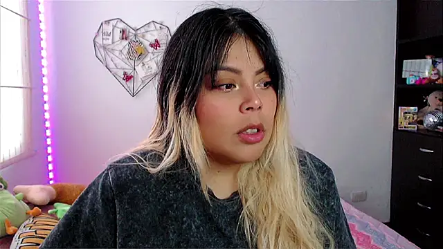 EllieMoonX online show from April 2026 10:07:01 PM