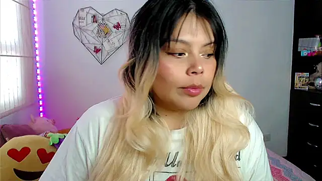 EllieMoonX online show from April 2026 10:33:02 PM