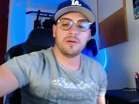 Snapshot of kurt_xx chatting on November 2025 10:43:02 PM kurt xx online show from November 2025 10:43:02 PM