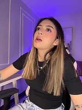 HoneyMollyX online show from April 2026 01:05:02 PM