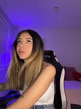 HoneyMollyX online show from April 2026 01:04:02 PM