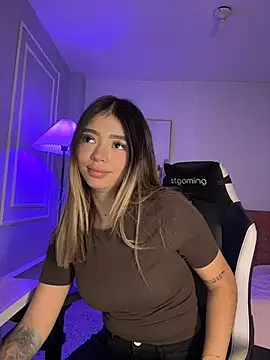 HoneyMollyX online show from April 2026 01:07:01 PM