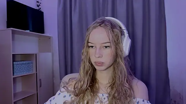 LunaCrave online show from October 2025 11:53:01 AM