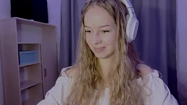 LunaCrave online show from October 2025 12:14:02 PM