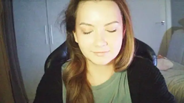 MoodieMira online show from April 2026 09:18:02 PM