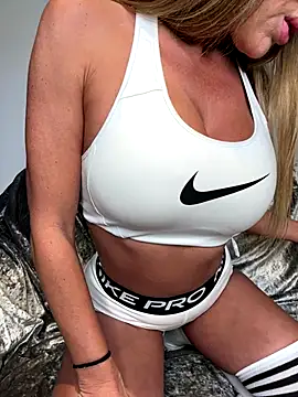 Snapshot of MrsCharlottFox chatting on November 2025 01:37:02 PM MrsCharlottFox online show from November 2025 01:37:02 PM