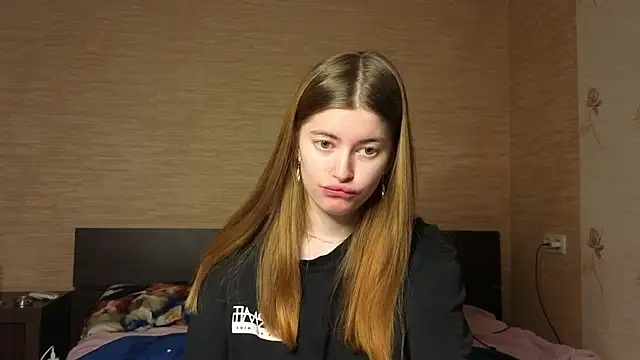 Snapshot of EmiliaCouple chatting on June 2026 11:32:02 AM EmiliaCouple online show from June 2026 11:32:02 AM