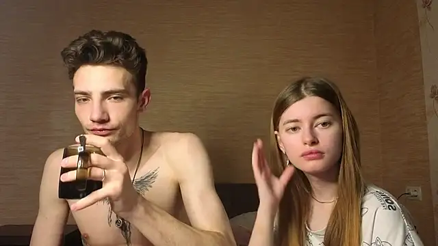 Snapshot of EmiliaCouple chatting on June 2026 11:19:02 AM EmiliaCouple online show from June 2026 11:19:02 AM