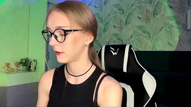 EvaPeace online show from November 2025 04:22:01 PM