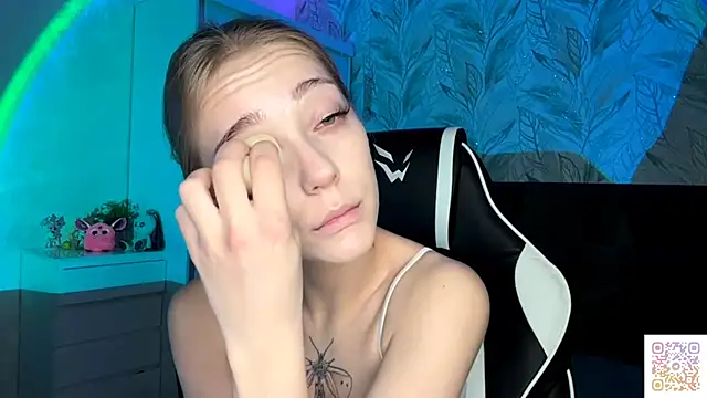 EvaPeace online show from November 2025 05:06:02 PM