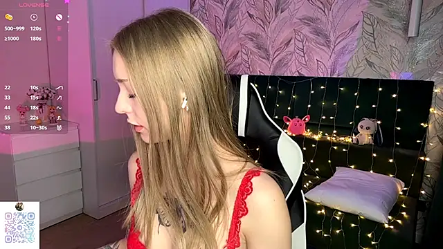 EvaPeace online show from December 2025 08:04:02 PM