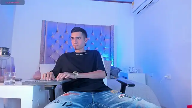 Ethan Boy  online show from October 2025 09:38:02 PM