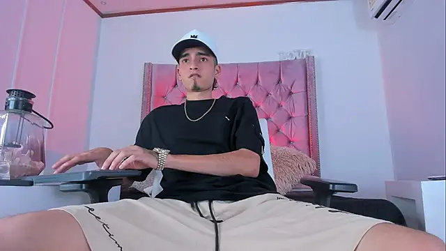 Snapshot of Ethan_Boy_ chatting on November 2025 07:35:01 PM Ethan Boy online show from November 2025 07:35:01 PM