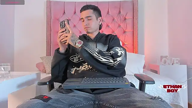 Snapshot of Ethan_Boy_ chatting on October 2025 08:19:02 PM Ethan Boy online show from October 2025 08:19:02 PM