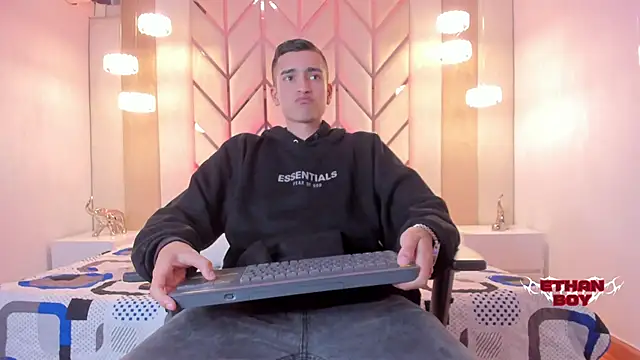 Ethan Boy  online show from February 2026 08:17:01 PM