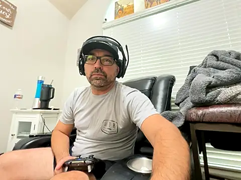 Snapshot of Fun_Time_Ron_2 chatting on October 2025 10:23:01 PM Fun Time Ron 2 online show from October 2025 10:23:01 PM