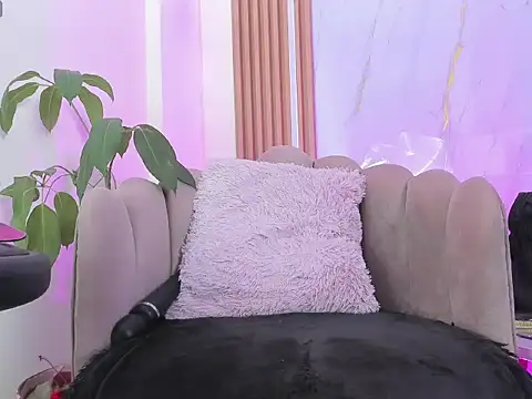 little  Chloee  online show from November 2025 08:29:02 AM