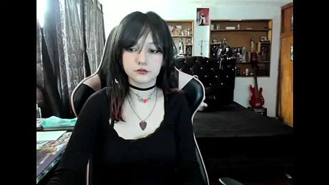 Maki Zein  online show from December 2025 07:15:01 PM