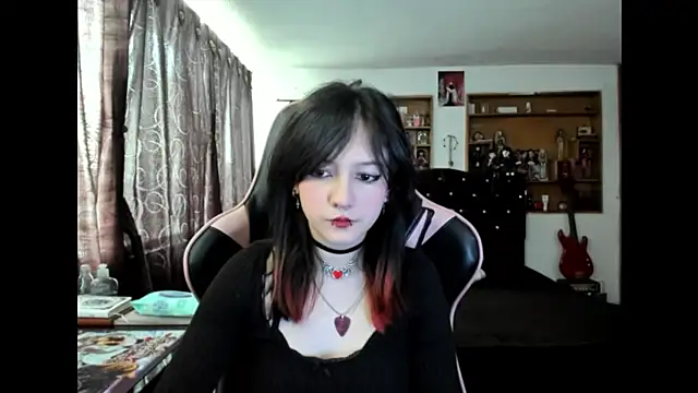 Maki Zein  online show from November 2025 05:46:05 PM