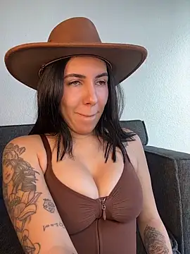 Lolathebaddie online show from November 2025 05:05:01 PM