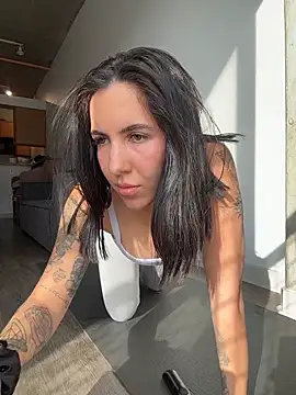 Lolathebaddie online show from November 2025 04:21:01 PM