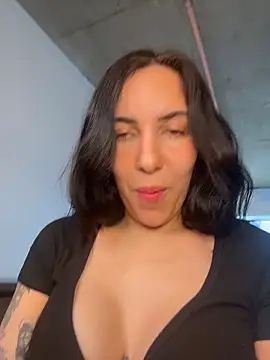 Lolathebaddie online show from February 2026 05:00:02 PM