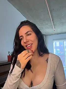 Lolathebaddie online show from March 2026 04:21:02 PM