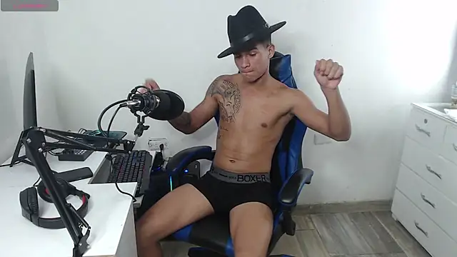 Snapshot of Angel_LatinGuy chatting on October 2025 06:54:02 AM Angel LatinGuy online show from October 2025 06:54:02 AM