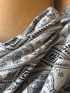 hummingbirds1612 online show from February 2026 04:48:01 AM