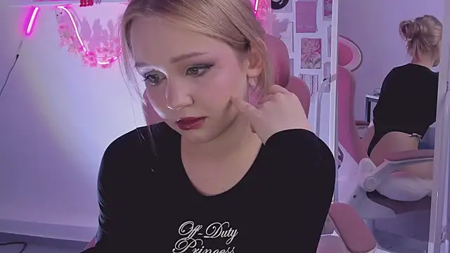 Snapshot of SweetCutie19 chatting on October 2025 07:57:02 PM SweetCutie19 online show from October 2025 07:57:02 PM