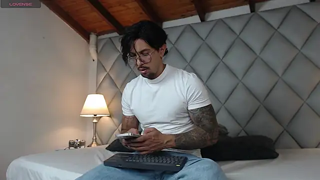 Liam Espinoza online show from October 2025 07:49:02 PM
