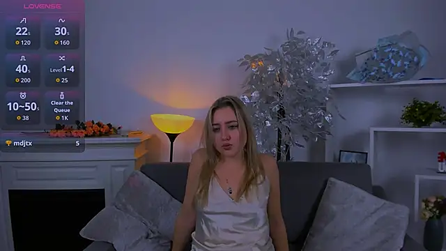 Snapshot of Lulu___Moon chatting on November 2025 06:51:02 AM Lulu Moon online show from November 2025 06:51:02 AM