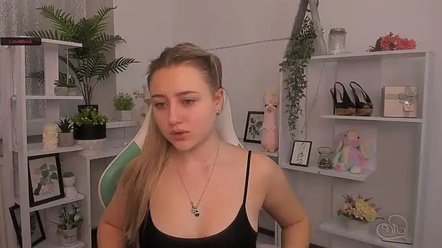 Snapshot of Lulu___Moon chatting on December 2025 07:29:02 AM Lulu Moon online show from December 2025 07:29:02 AM