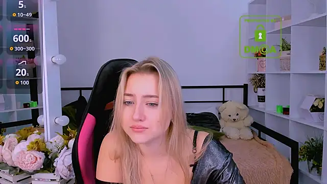 Snapshot of Lulu___Moon chatting on November 2025 06:40:02 AM Lulu Moon online show from November 2025 06:40:02 AM