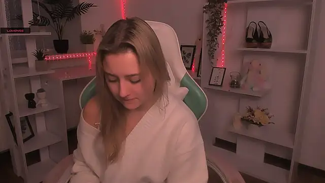 Snapshot of Lulu___Moon chatting on November 2025 06:47:01 AM Lulu Moon online show from November 2025 06:47:01 AM