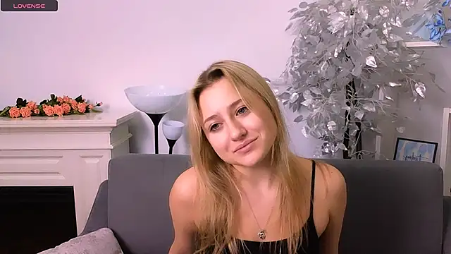 Snapshot of Lulu___Moon chatting on December 2025 06:47:01 AM Lulu Moon online show from December 2025 06:47:01 AM