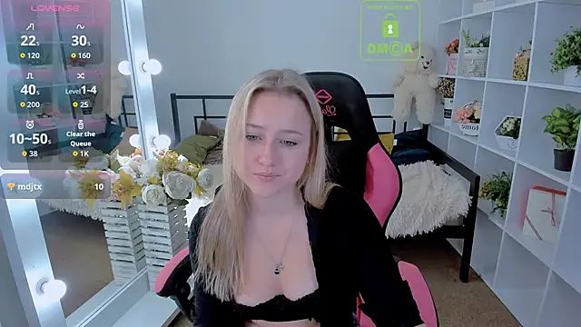 Snapshot of Lulu___Moon chatting on October 2025 07:07:02 AM Lulu Moon online show from October 2025 07:07:02 AM