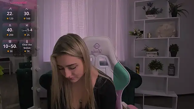 Snapshot of Lulu___Moon chatting on November 2025 08:51:01 AM Lulu Moon online show from November 2025 08:51:01 AM