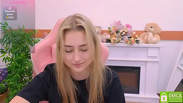 Snapshot of Lulu___Moon chatting on November 2025 06:39:02 AM Lulu Moon online show from November 2025 06:39:02 AM