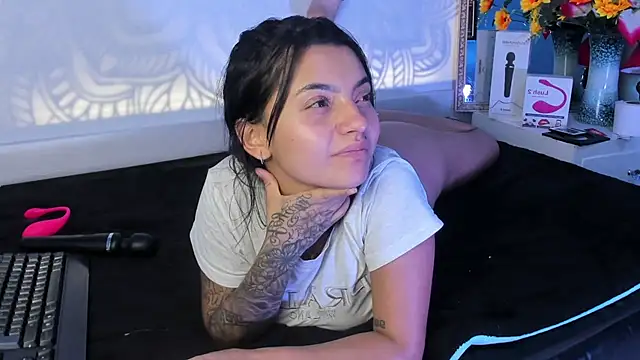 Liisaa Kiss online show from November 2025 03:45:02 PM