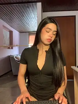 LunaMoore Pink online show from November 2025 12:49:01 PM