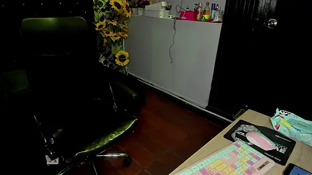 Yaluz Naugthy online show from March 2026 04:00:02 PM