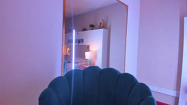 HollyPeach online show from February 2026 05:45:02 PM