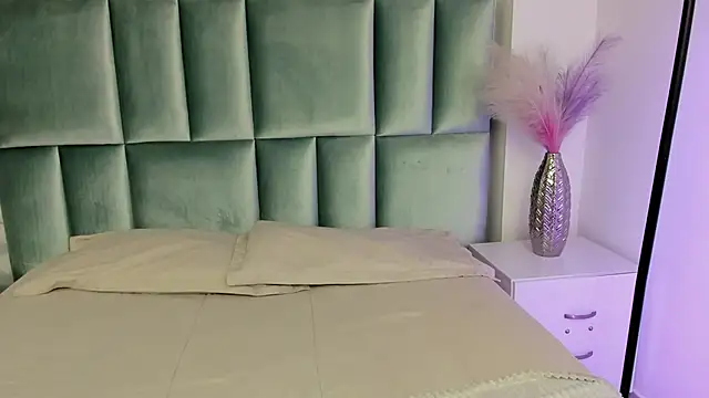 HollyPeach online show from February 2026 07:31:01 PM