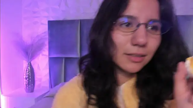 HollyPeach online show from April 2026 07:31:01 PM