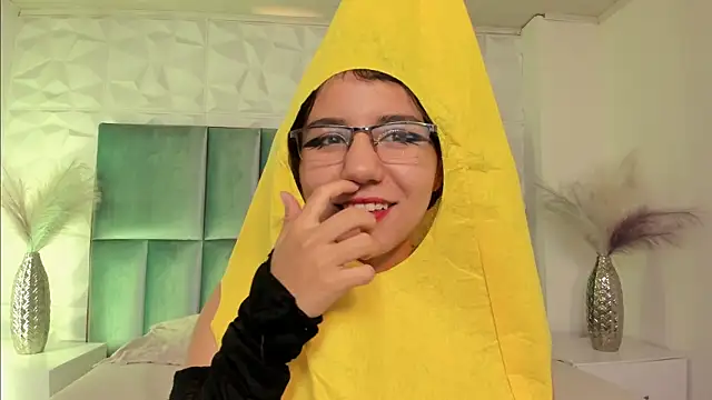 HollyPeach online show from April 2026 07:37:02 PM