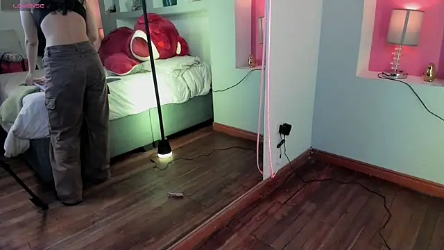 HollyPeach online show from April 2026 07:40:02 PM